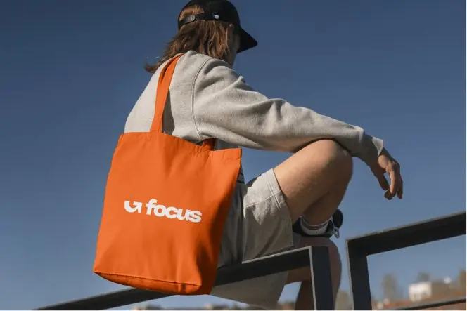 Tote bag naranja con el logotipo de Focus